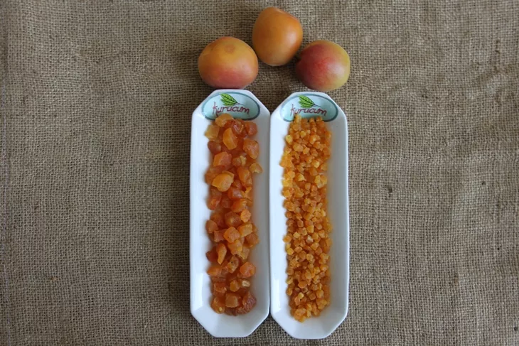 dried apricot is our main products at wholesale. dried apricot-3