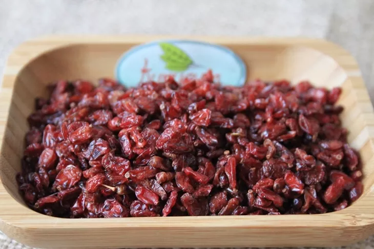 Dry zereshk is known as persian red grape. dried zereshk-2