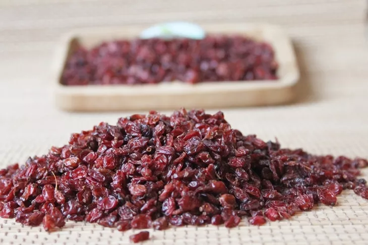 Dry zereshk can be used at different industrial food sectors. dried zereshk-3